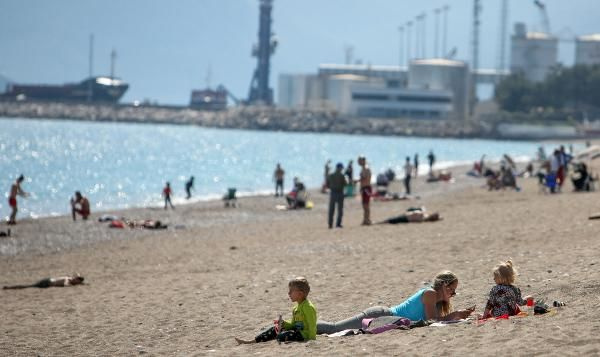 Antalya'da vatandaşlar uyarıları dinlemeyip, sahile koştu