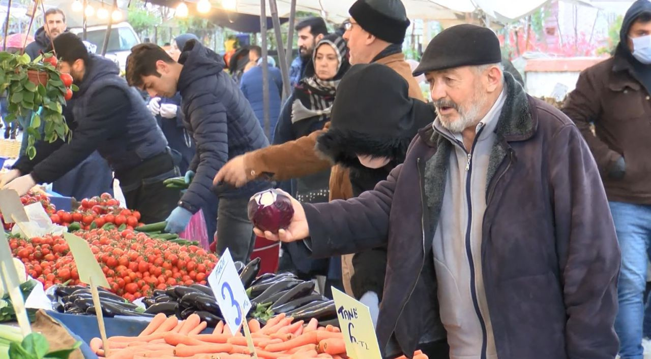 İstanbul Güngören'de semt pazarında koronavirüs tedbirlerine uyulmadı