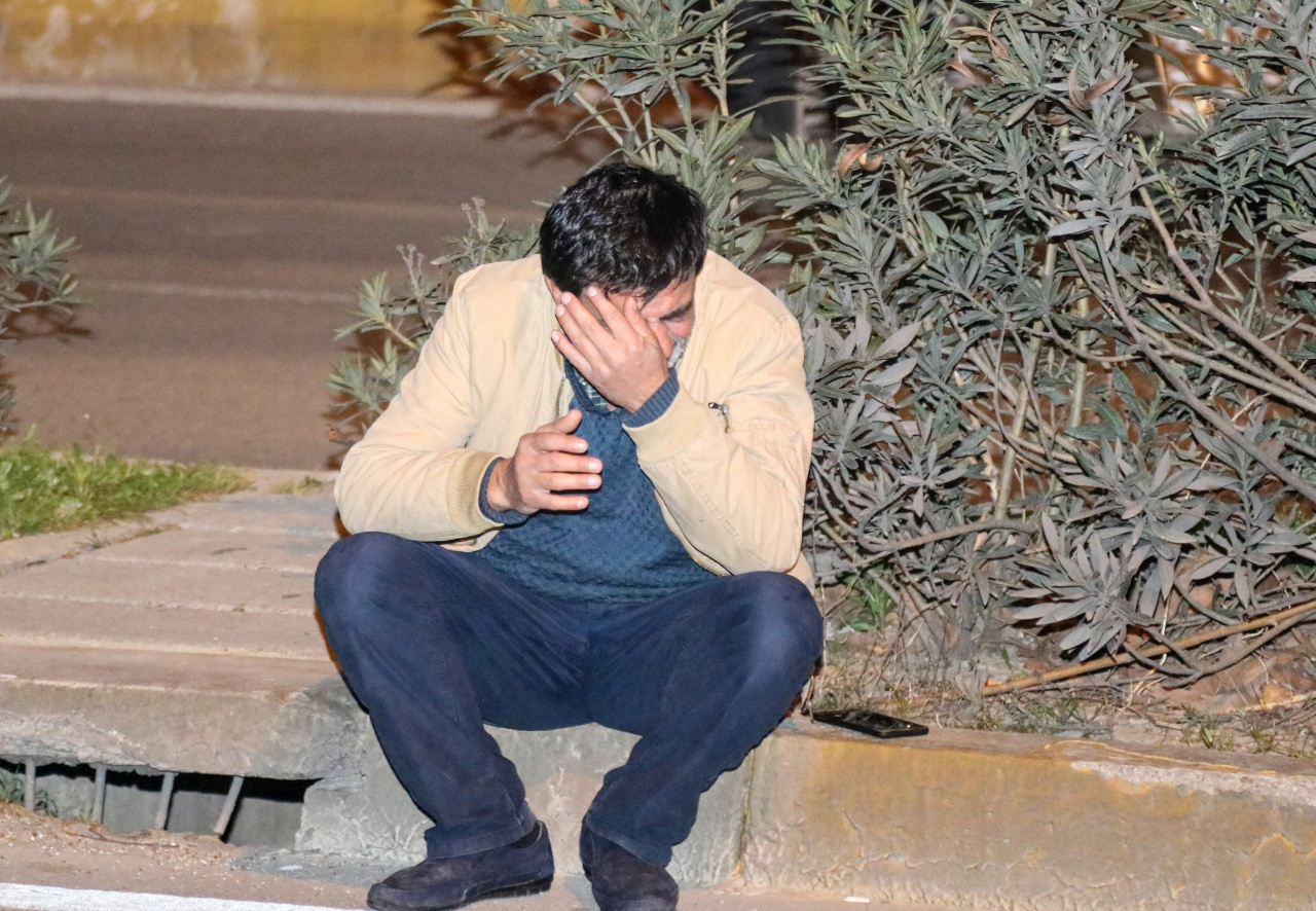 Antalya�da otomobil ağaca çarptı sürücü sıkışarak can verdi