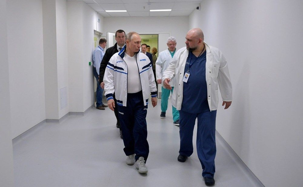 Vladimir Putin koronavirüs hastalarının bulunduğu hastaneyi ziyaret etti
