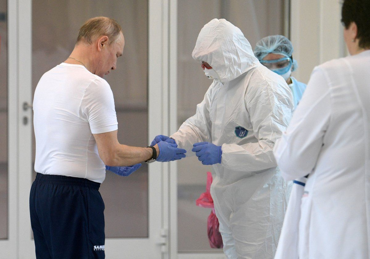 Vladimir Putin koronavirüs hastalarının bulunduğu hastaneyi ziyaret etti