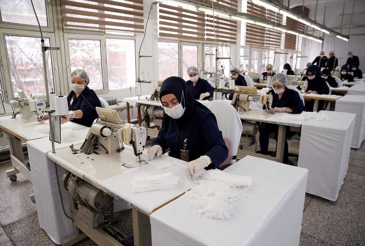 Hulusi Akar talimat verdi Bakanlığa bağlı fabrikalarda maske üretimi arttı