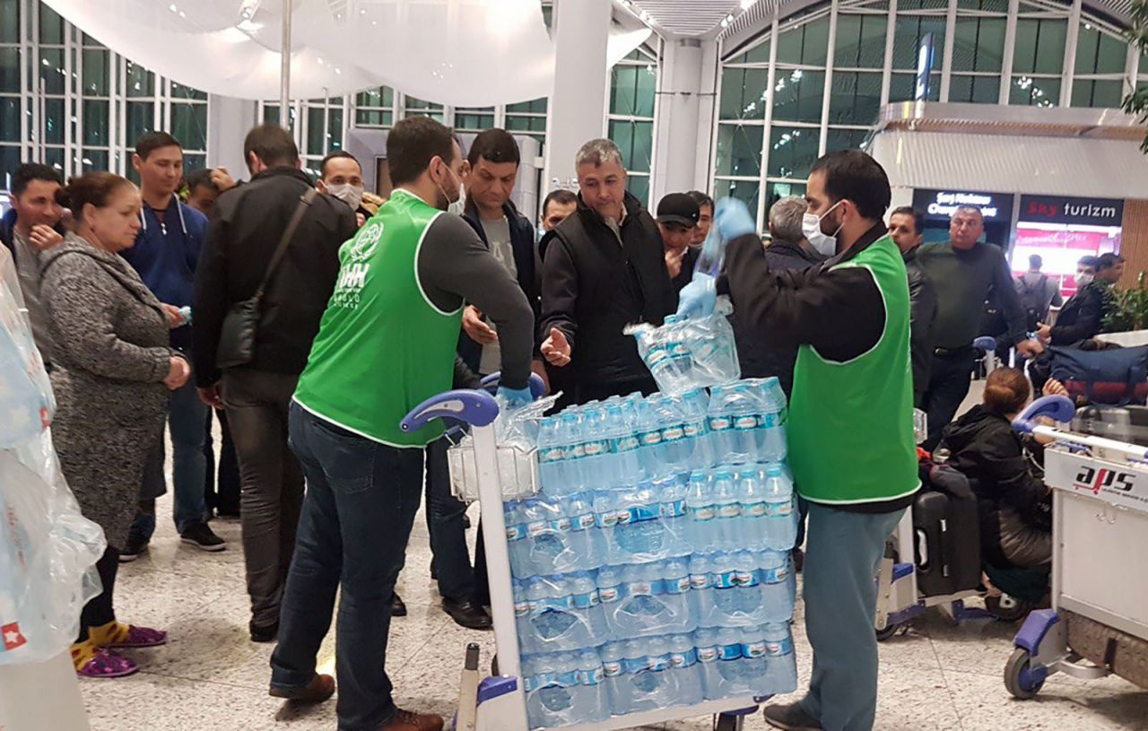 Havalimanında mahsur kalan yabancı yolculara insani yardım