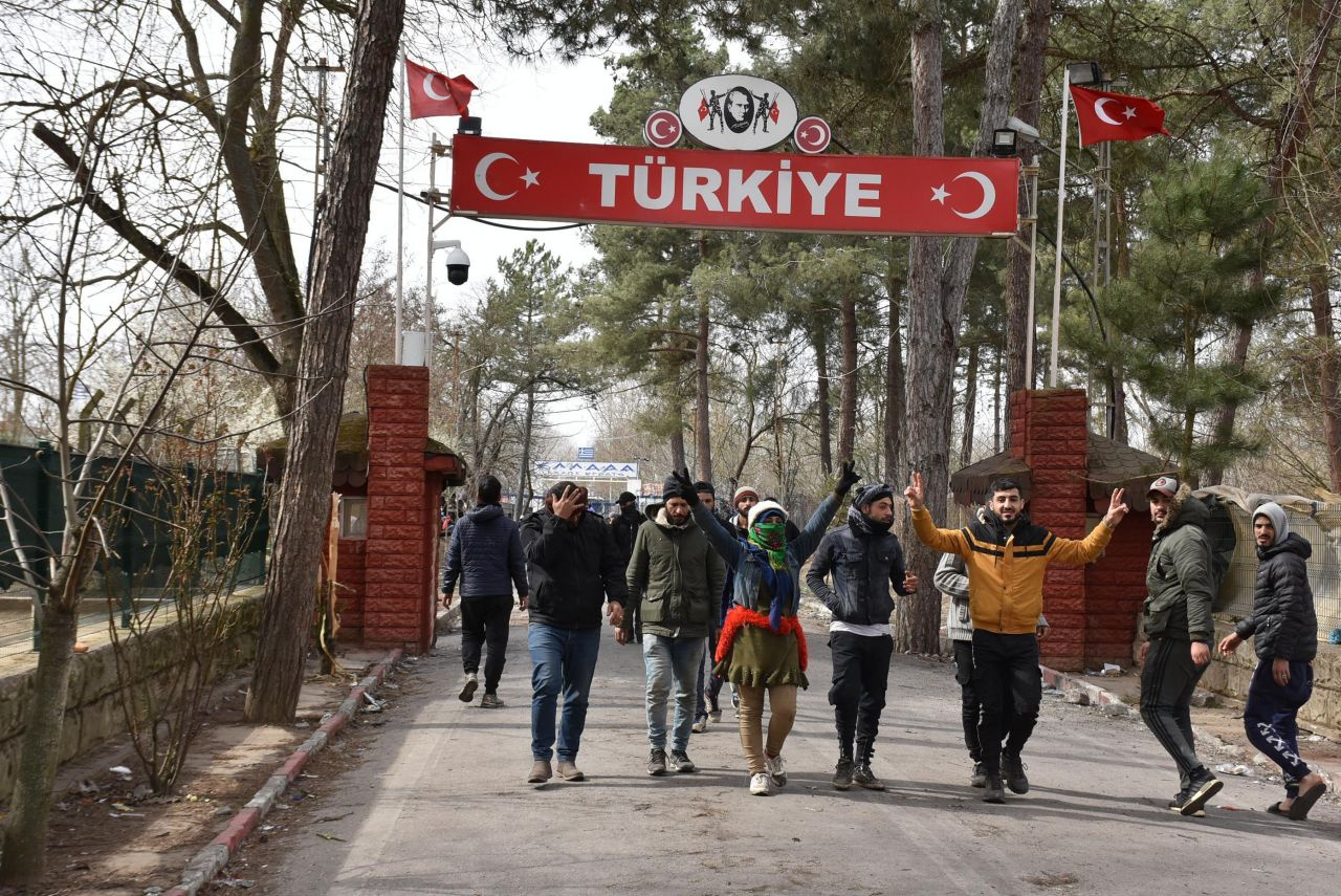 Sınırda bekleyen göçmenlerden haber var Avrupa hayali suya mı düşüyor?