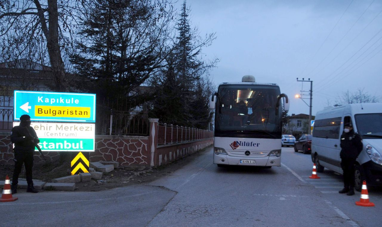 Sınırda bekleyen göçmenlerden haber var Avrupa hayali suya mı düşüyor?