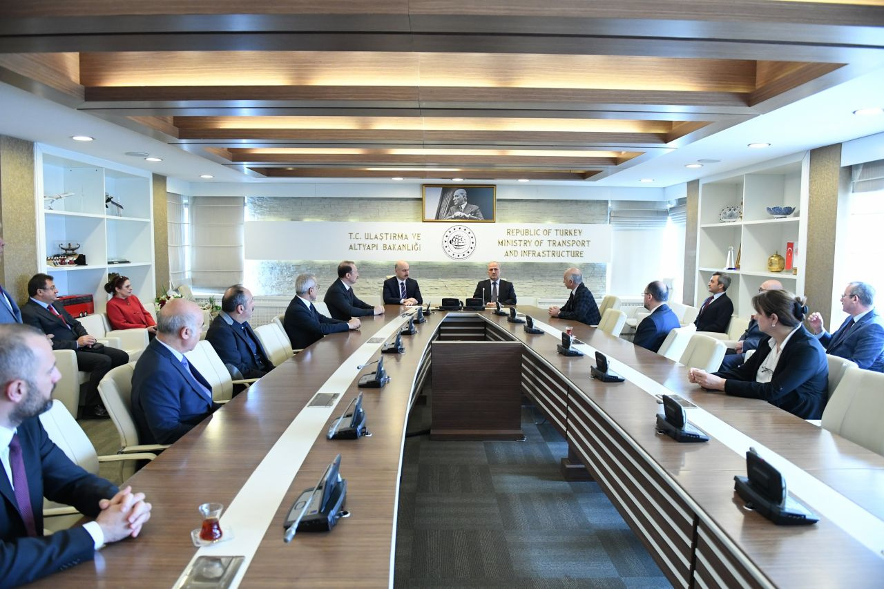 Ulaştırma ve Altyapı Bakanlığı'nda devir teslim töreni Karaismailoğlu'ndan ilk açıklama