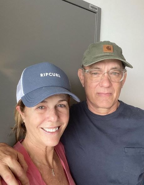 Tom Hanks ve eşi Rita Wilson koronavirüsü yenerek evlerine döndüler