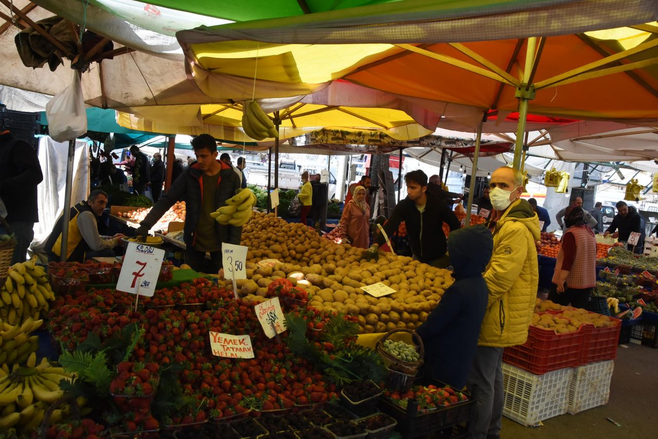 İzmir'de koronavirüs tehdidine rağmen semt pazarları dolup taşıyor
