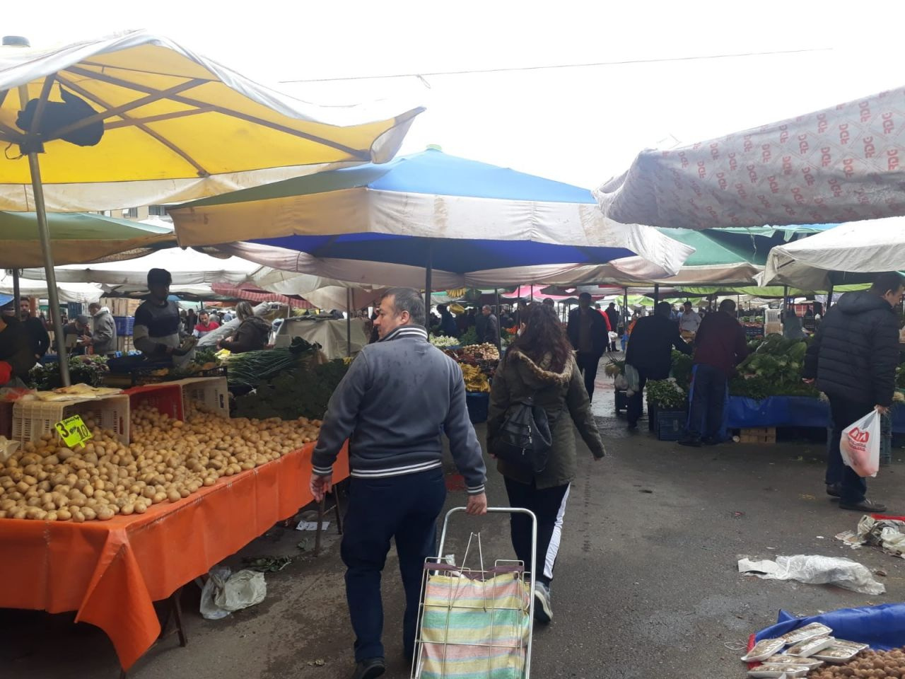 İzmir'de koronavirüs tehdidine rağmen semt pazarları dolup taşıyor