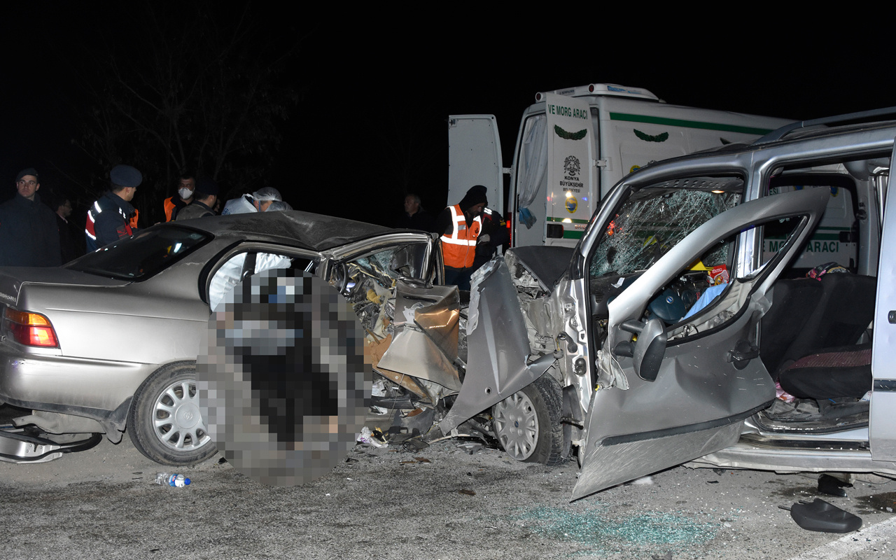 Konya'da iki araç kafa kafaya çarpıştı sürücüler ve eşleri öldü