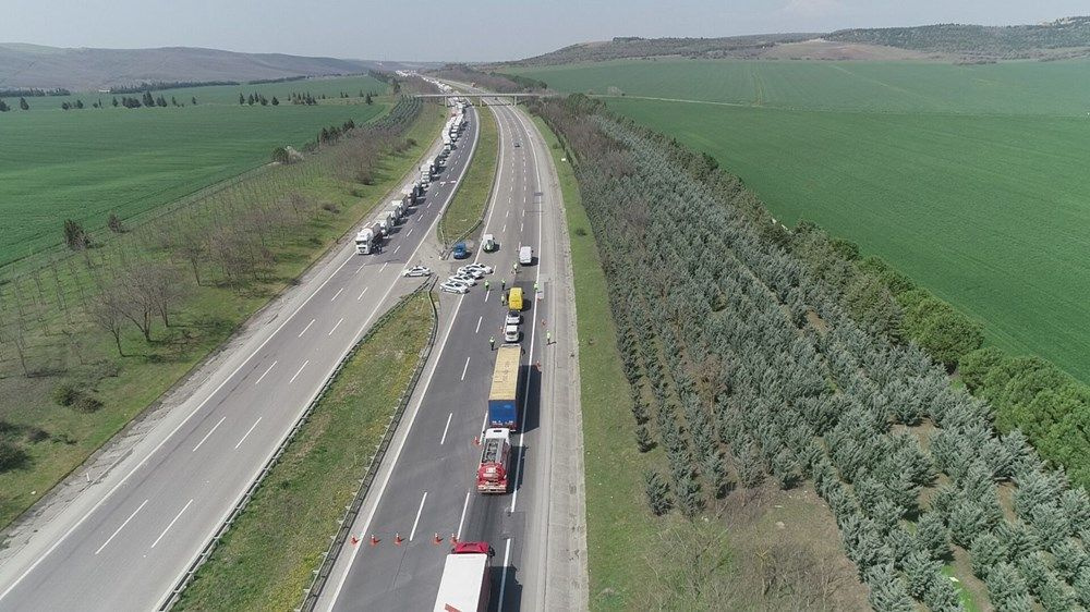 İstanbul'un giriş ve çıkışlarına abluka kilometrelerce kuyruklar oluştu