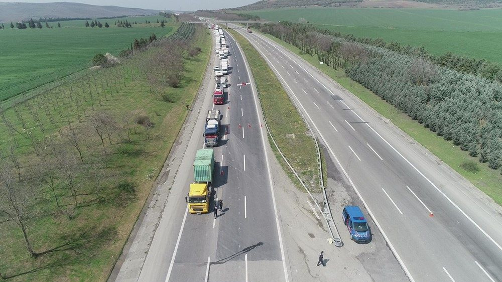 İstanbul'un giriş ve çıkışlarına abluka kilometrelerce kuyruklar oluştu