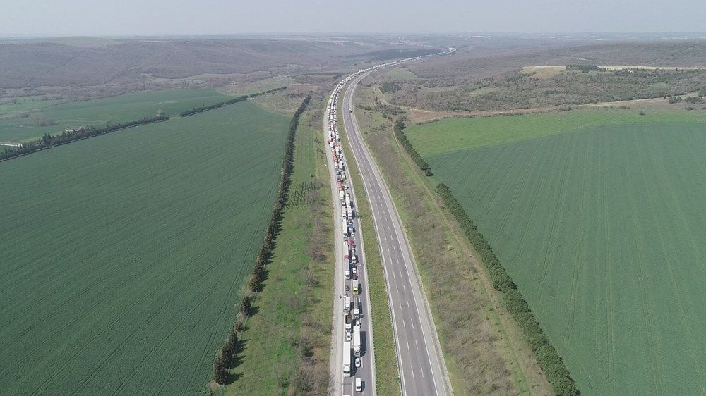 İstanbul'un giriş ve çıkışlarına abluka kilometrelerce kuyruklar oluştu