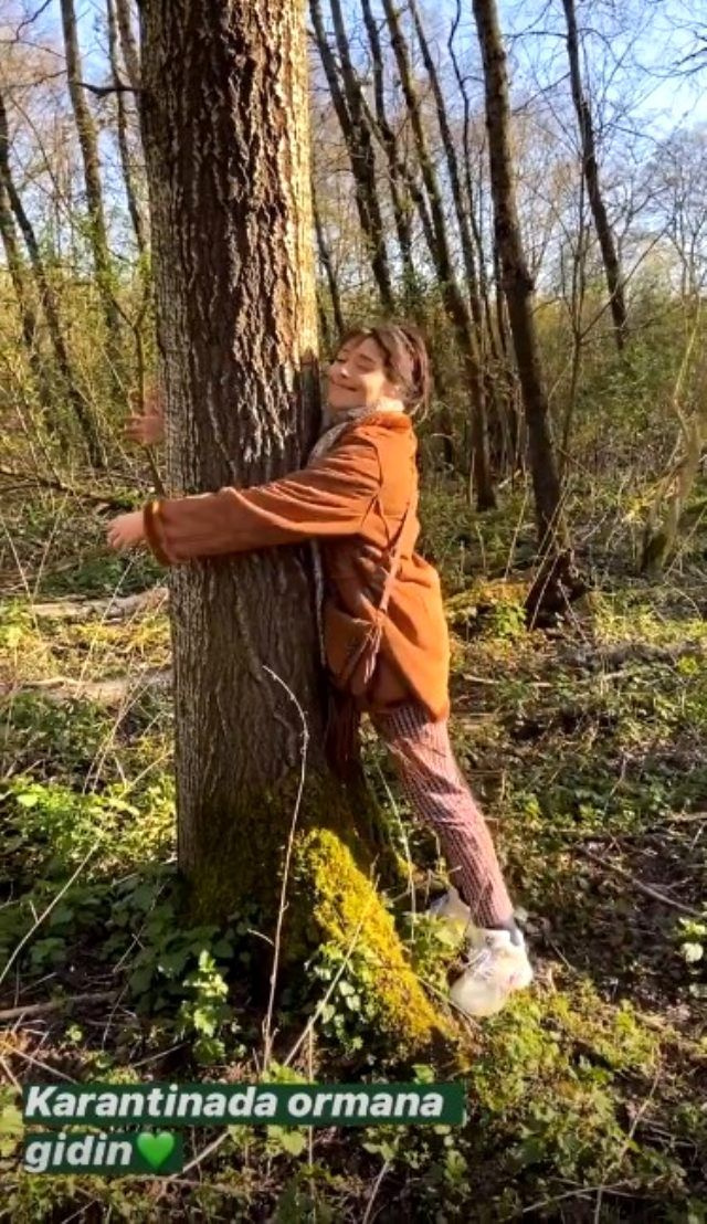 Hamdi Alkan'ın kızı Zeynep Alkan Hollanda'da sevgilisiyle karantinada ormana gitti