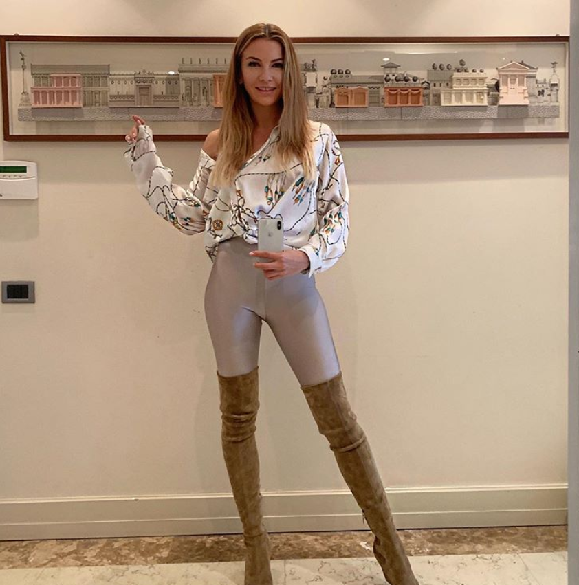 Ivana Sert karantina şıklığı başlattı derin bacak dekoltesiyle instagramı salladı!