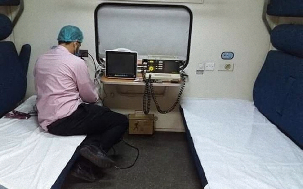 Pakistan ve Hindistan koronavirüs salgını nedeniyle trenleri mobil hastanelere çeviriyor