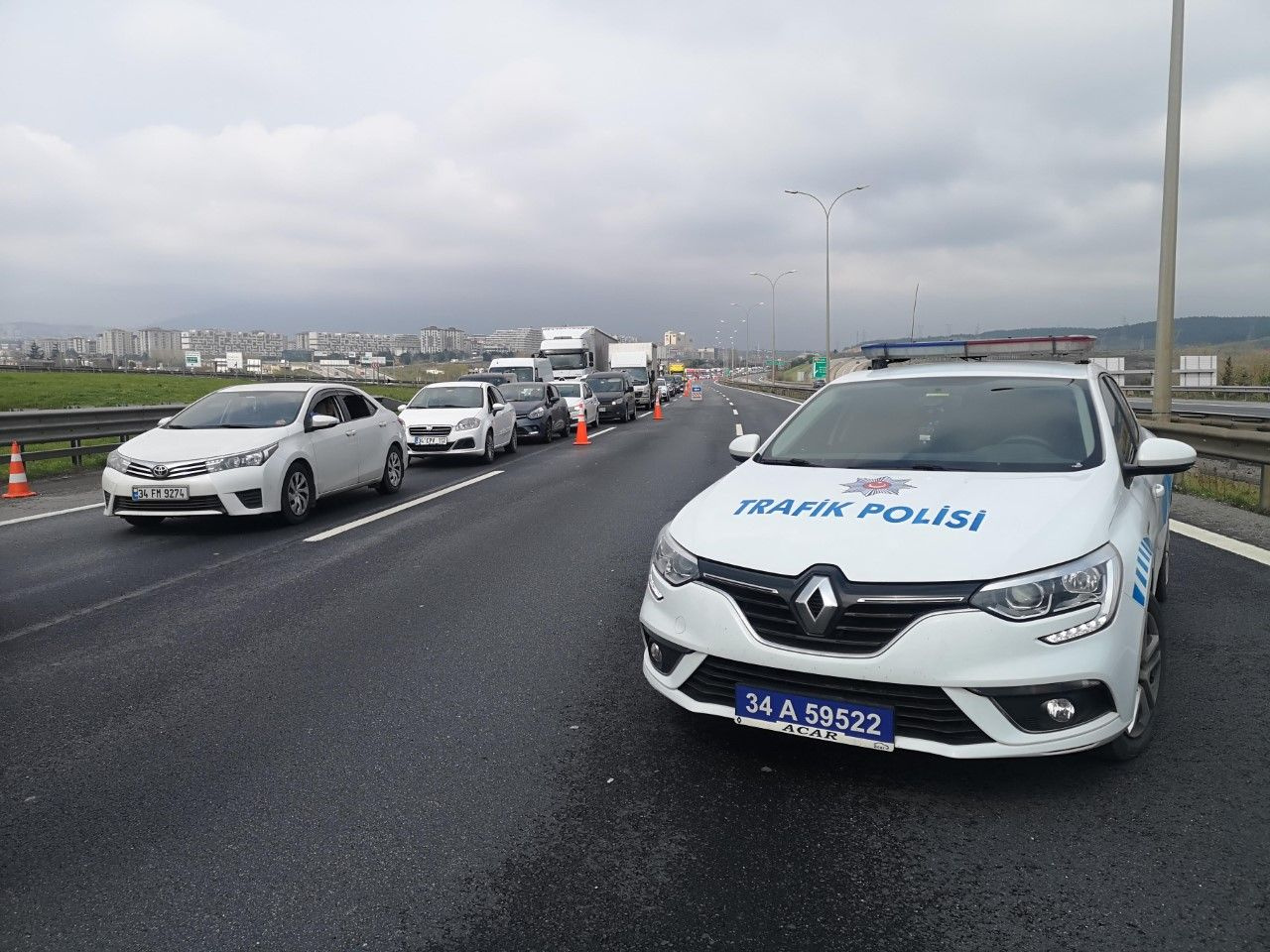 Polis ve jandarma İstanbul'un giriş ve çıkışlarını tuttu kilometrelerce kuyruk var