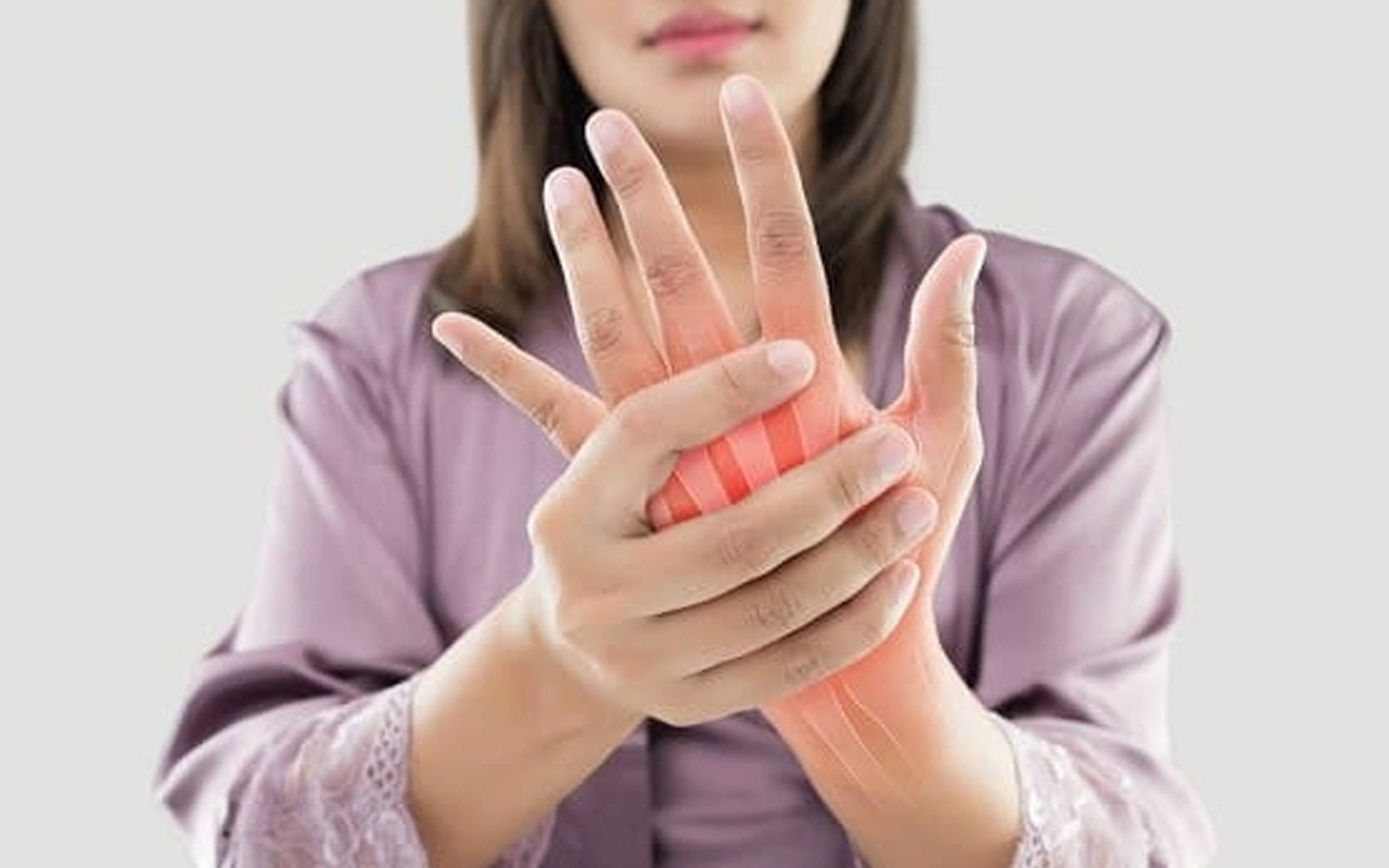 Ellerde aşırı terleme neden olur normalden fazla çalışan tiroit bezleri sebebi!
