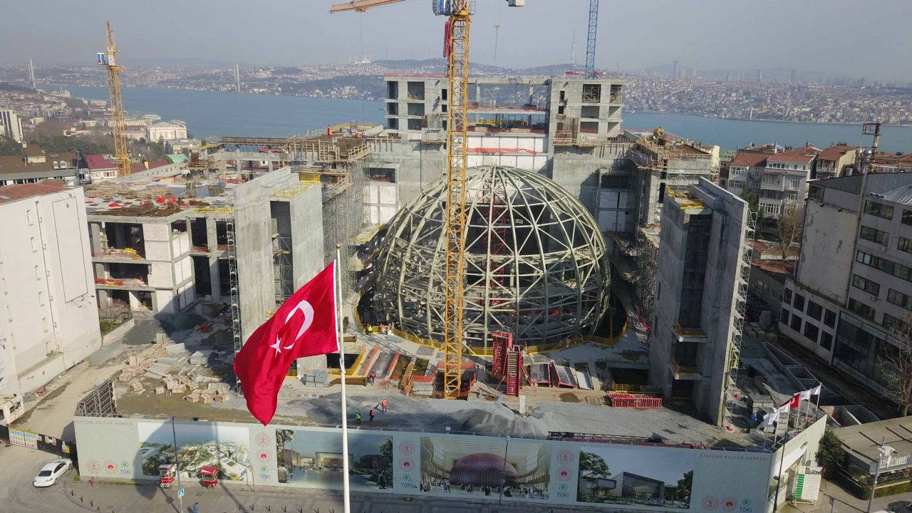 Taksim'deki Atatürk Kültür Merkezi'nin oditoryumu kendini gösterdi