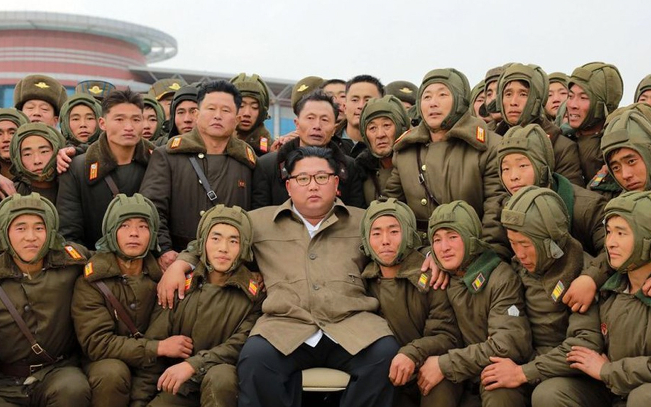 K. Kore lideri Kim Jong koronavirüse böyle meydan okudu! Ne maske taktı ne mesafe koydu