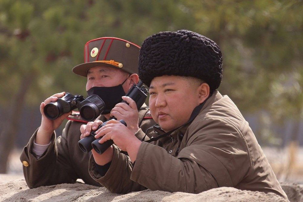 K. Kore lideri Kim Jong koronavirüse böyle meydan okudu! Ne maske taktı ne mesafe koydu