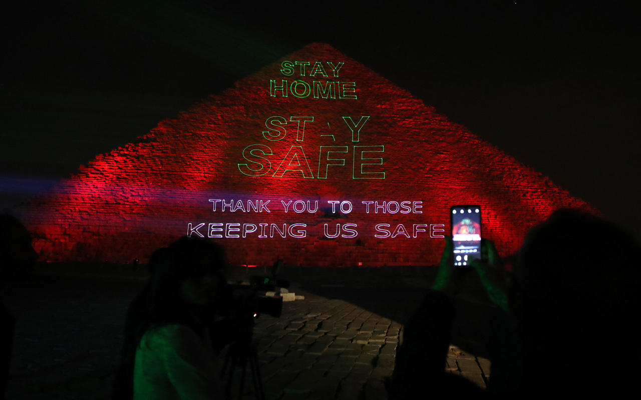 Mısır Piramitlerinden dünyaya "Evde Kal" mesajı