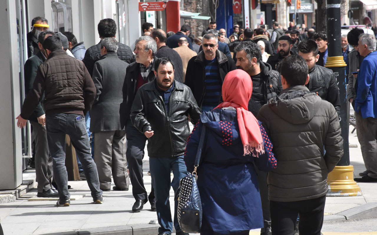 Sivas'ta vatandaşlar Corona virüsü aldırmadan sokakları doldurdu