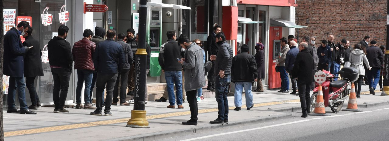 Sivas'ta vatandaşlar Corona virüsü aldırmadan sokakları doldurdu