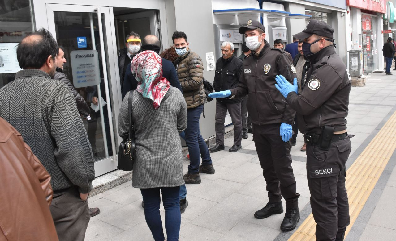 Sivas'ta vatandaşlar Corona virüsü aldırmadan sokakları doldurdu