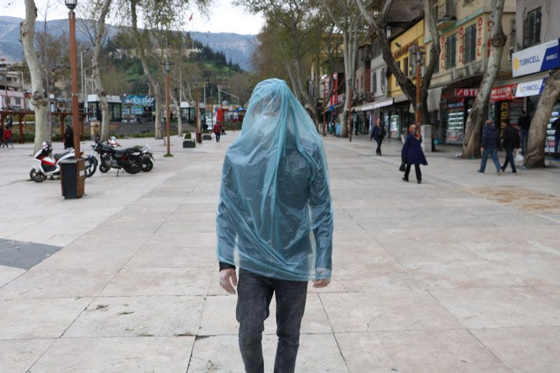 Kahramanmaraş'ta koronavirüse karşı çöp poşeti giydi