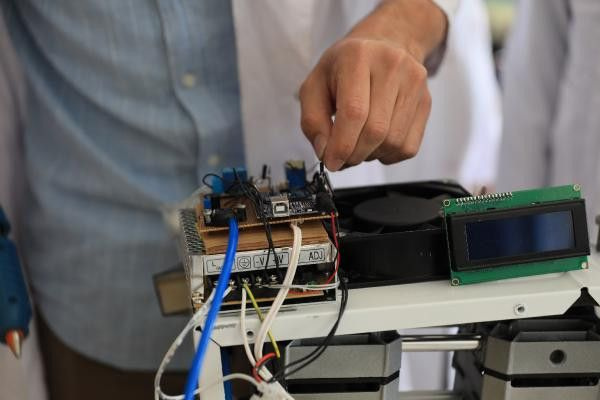 Antalya'da meslek lisesi öğrencileri solunum cihazı üretti! Üstelik yarı fiyatına mal ettiler
