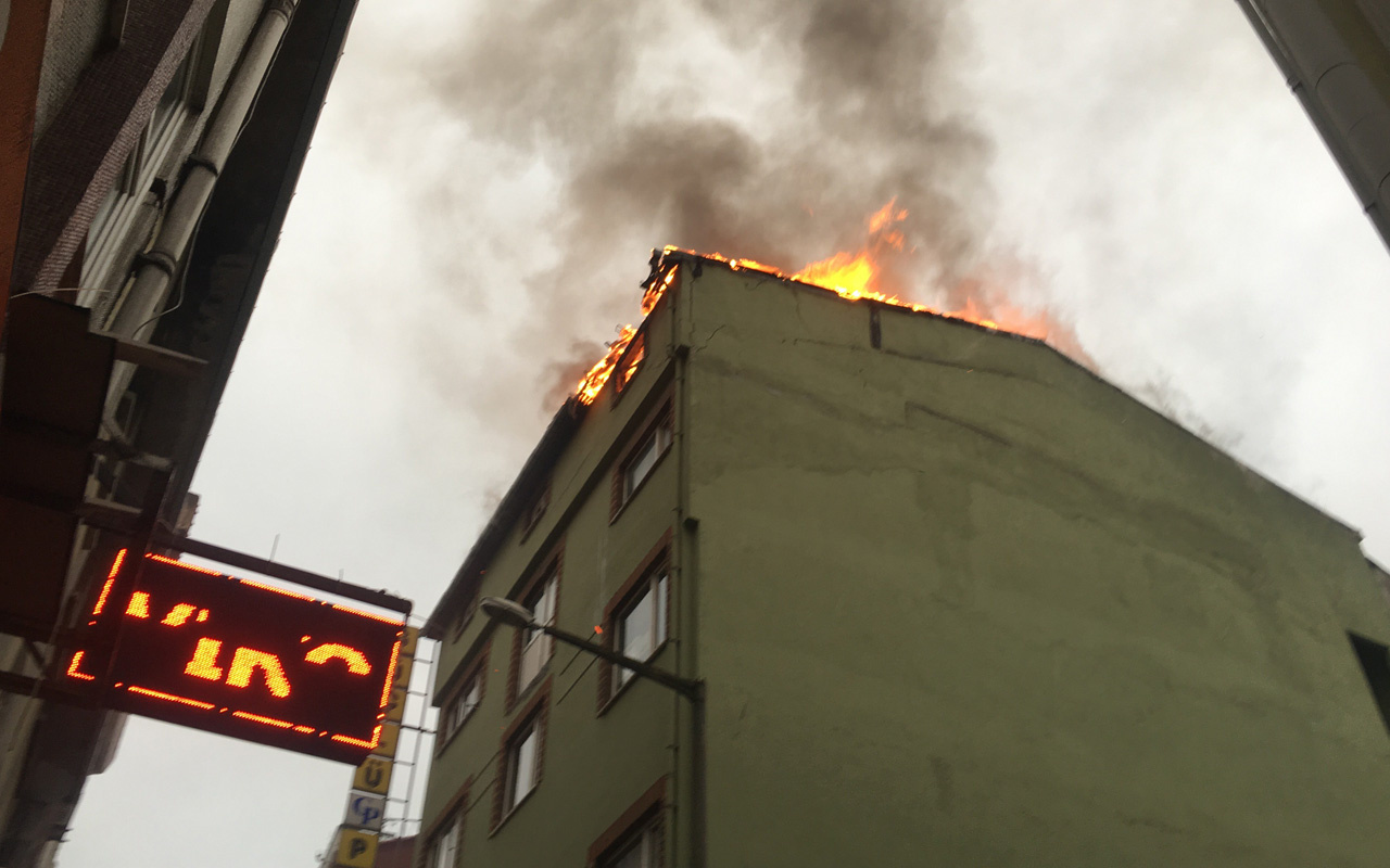 İstanbul Beyoğlu’nda 5 katlı otel alevlere teslim oldu