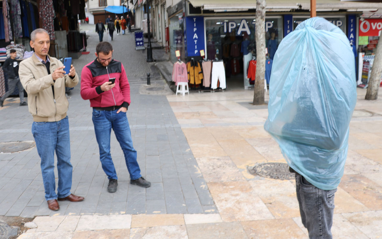 Kahramanmaraş'ta koronavirüse karşı çöp poşeti giydi