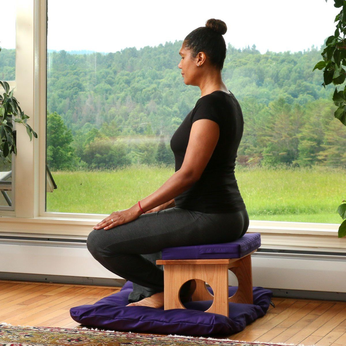 Йога на стуле. Стул для медитации. Медитативная поза. Медитация в стойке. Табуретка для медитации.