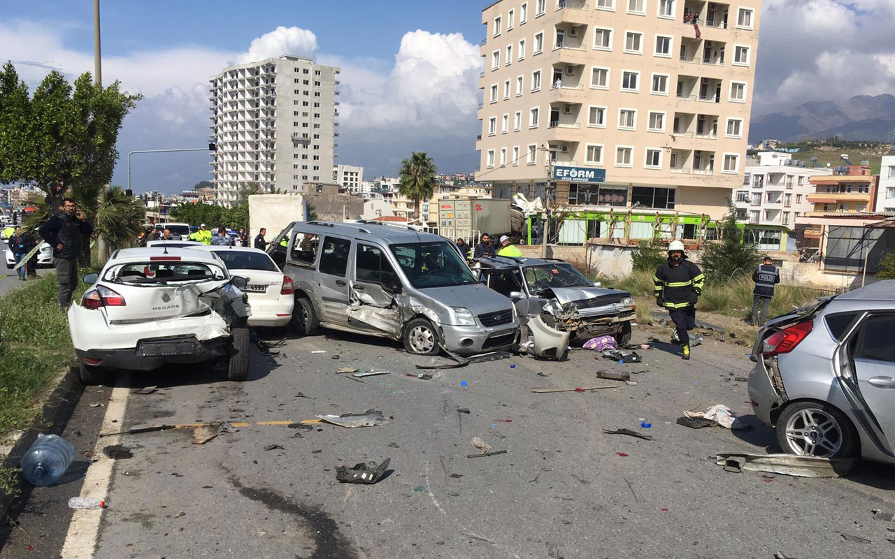 Hatay'da freni boşalan tır araçlara çarptı: 5 ölü