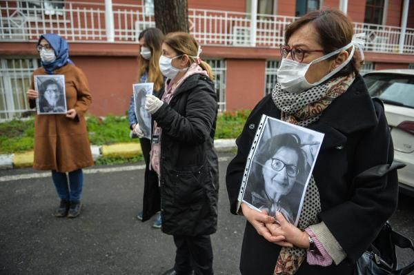 Koronavirüsten hayatını kaybeden Prof. Dr. Feriha Öz için Cerrahpaşa'da 1 dakikalık saygı duruşu