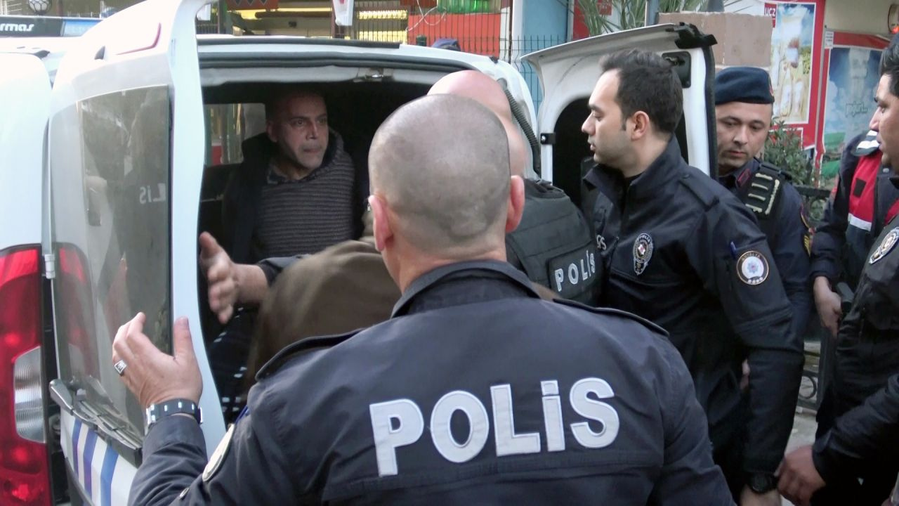 Antalya'da inanılmaz olay 'koronavirüslüyüm' diyerek polise tükürdü