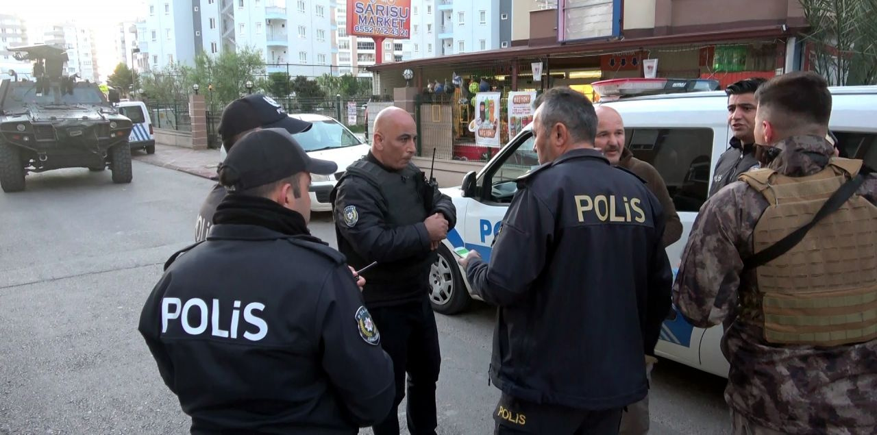 Antalya'da inanılmaz olay 'koronavirüslüyüm' diyerek polise tükürdü