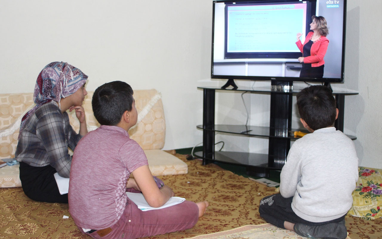 Hakkari'de TRT EBA TV'den derslerini takip edemeyen 2 kardeşe televizyon hediye edildi