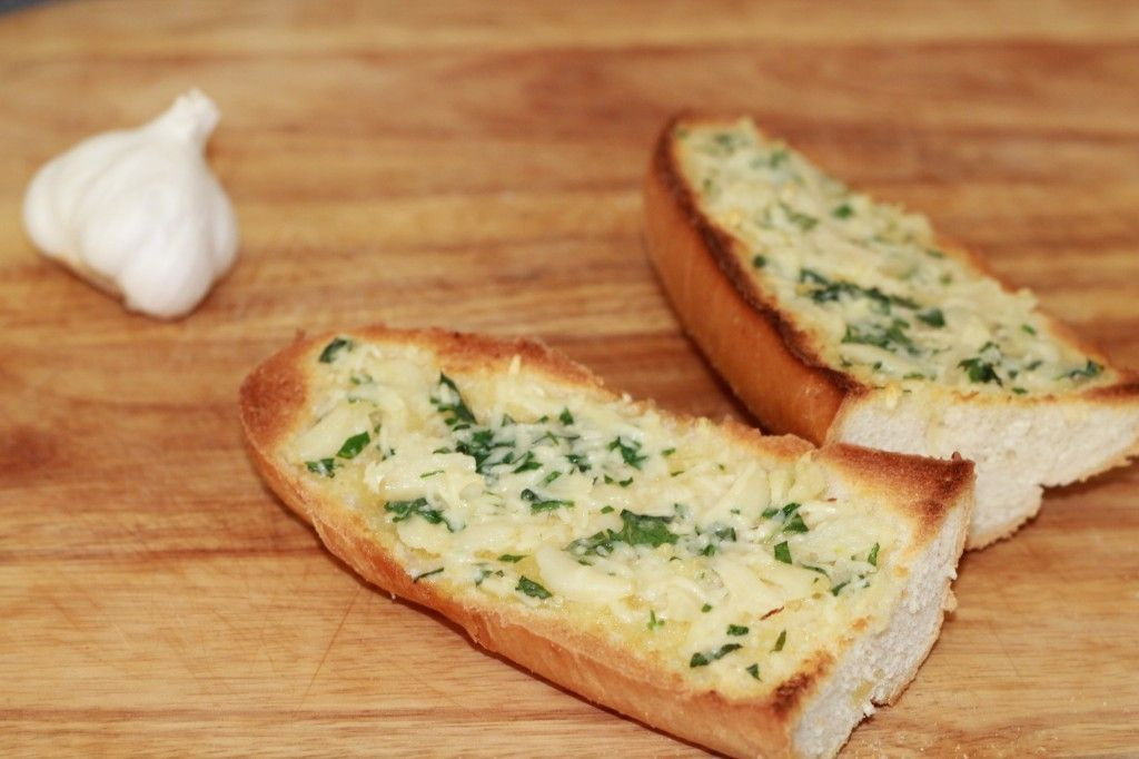 Kahvaltı için enfes lezzet sarımsaklı ekmek!