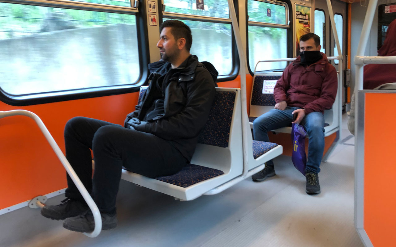 Maskeyi cebine koydu metrobüste maskesiz yolculuk etti