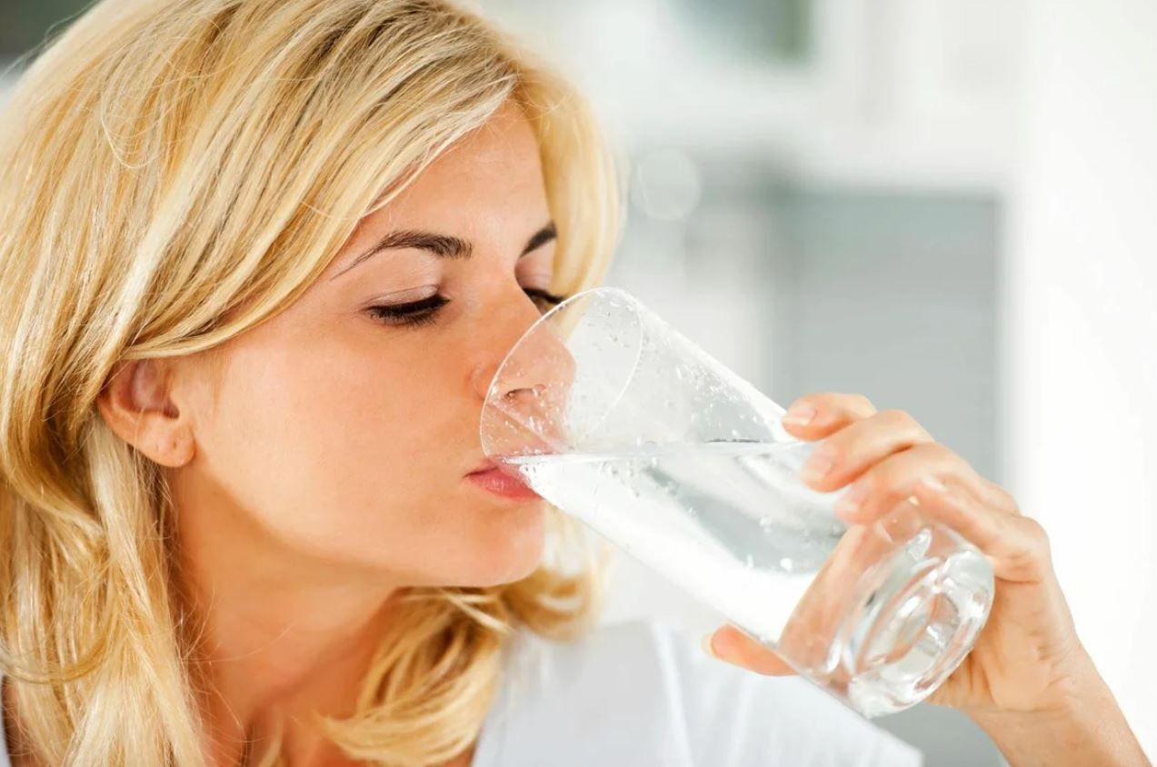 Aç karnına su içmenin 8 inanılmaz faydası!