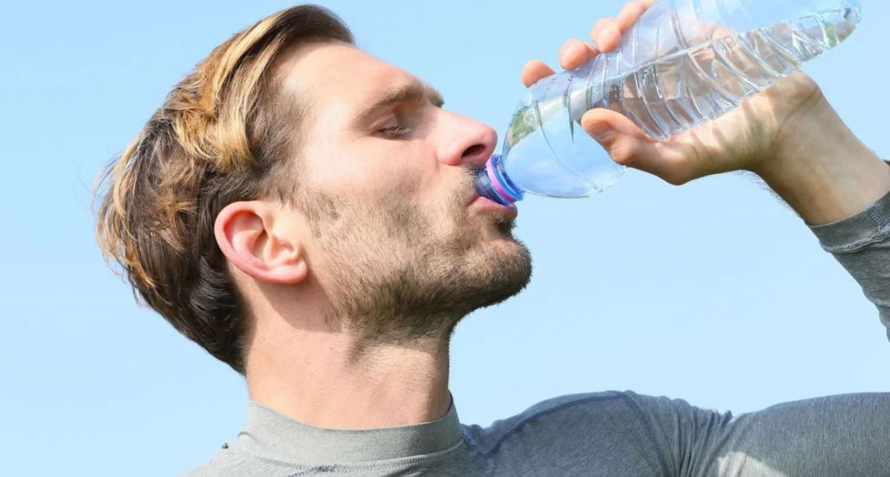 Aç karnına su içmenin 8 inanılmaz faydası!