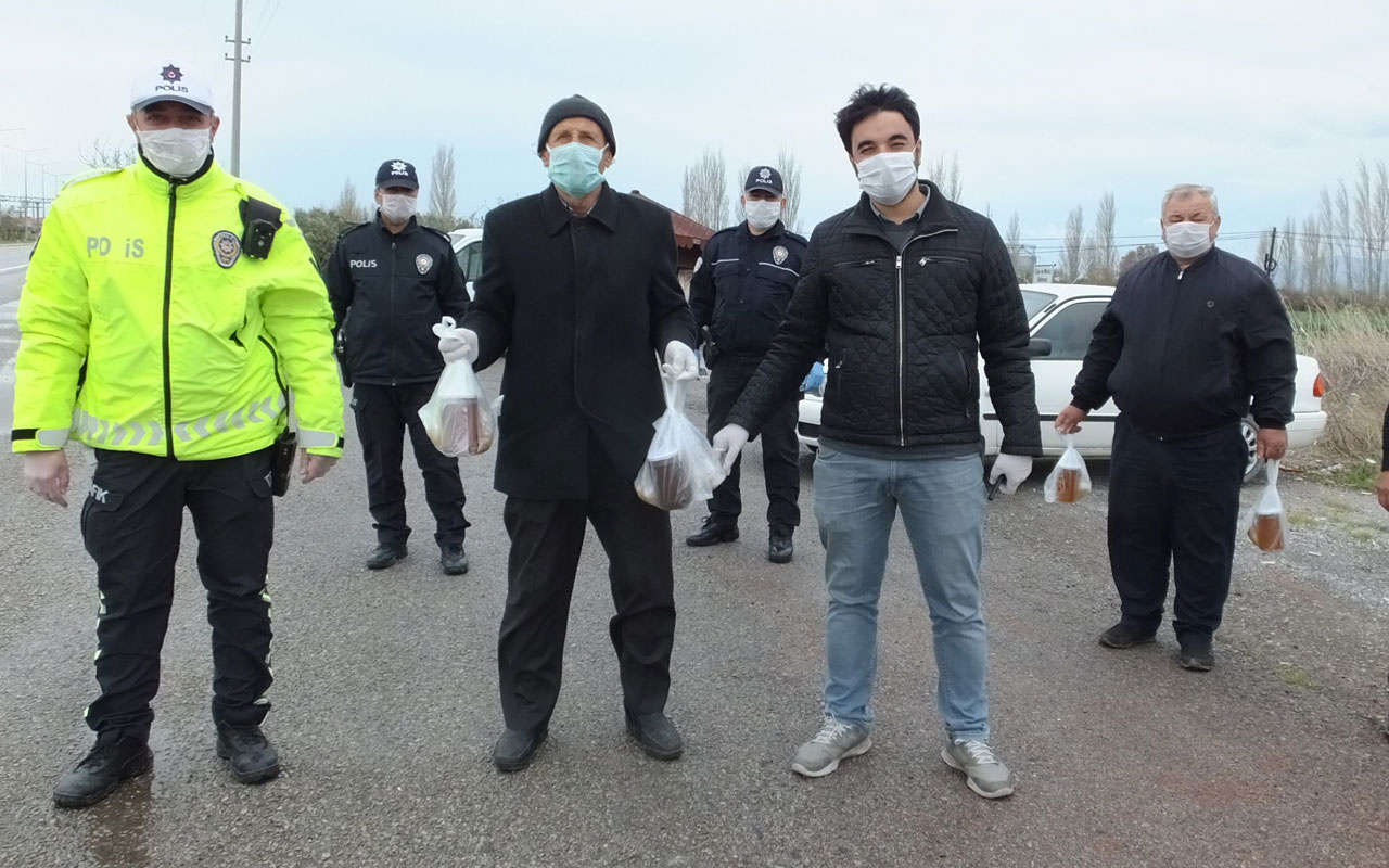 Burhaniye’de arıcılardan uygulama yapan polislere ballı destek