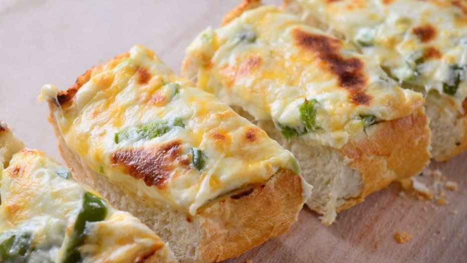 Fırında peynirli ekmek nasıl yapılır kahvaltıların vazgeçilmezi!
