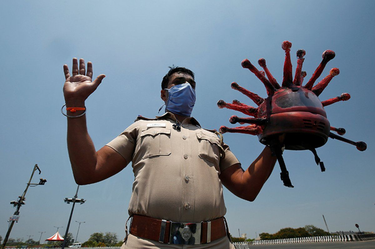 Hindistan polisi koronavirüs kaskıyla dikkat çekti