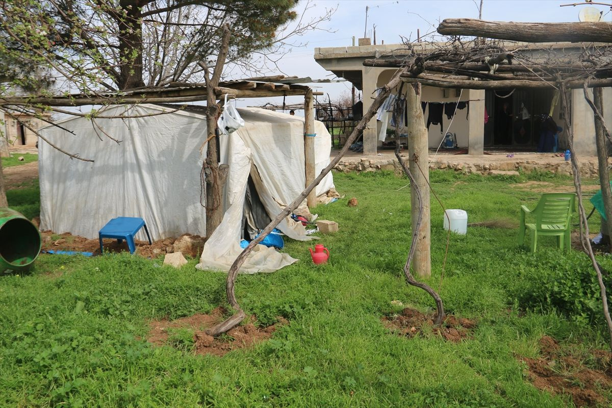 Şehir dışından döndü evinin bahçesine kurduğu çadırda kendisini karantinaya aldı