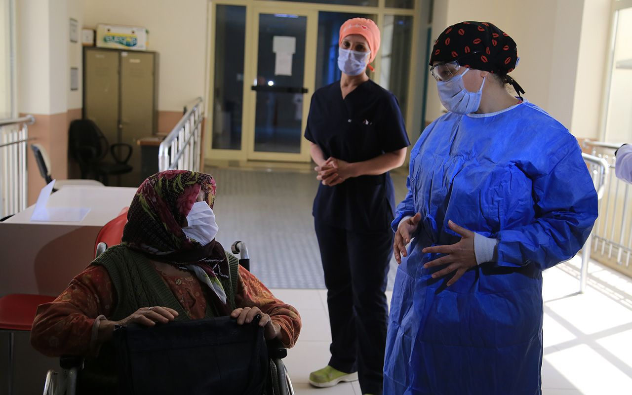 Antalya'da 83 yaşındaki kadın oğlunu kaybettiği koronavirüsten kurtuldu