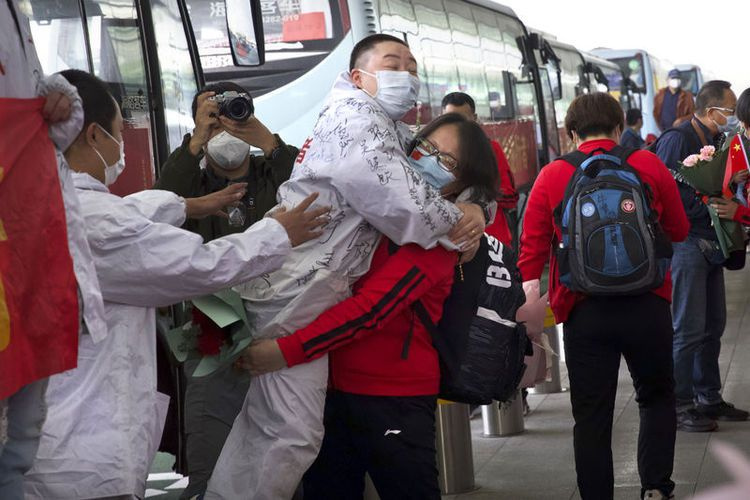 Koronavirüsün başkenti Wuhan'da karantina bitti herkes sokakta