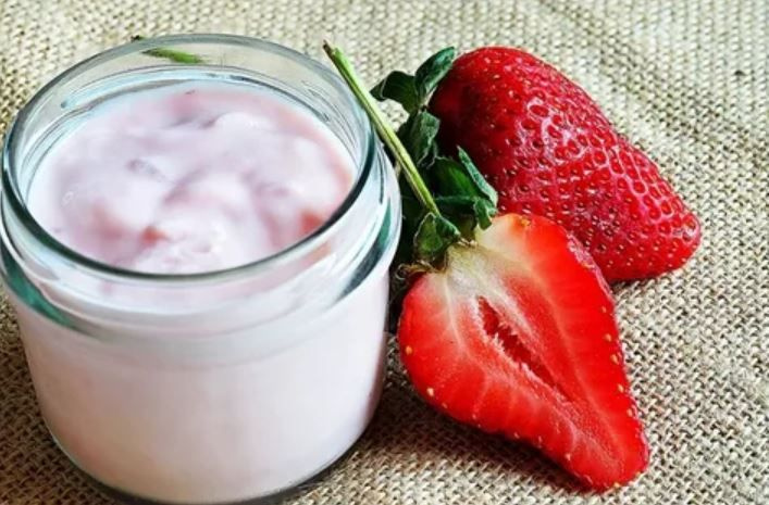 Düşük kalorili çilekli yoğurt tatlı krizine birebir!